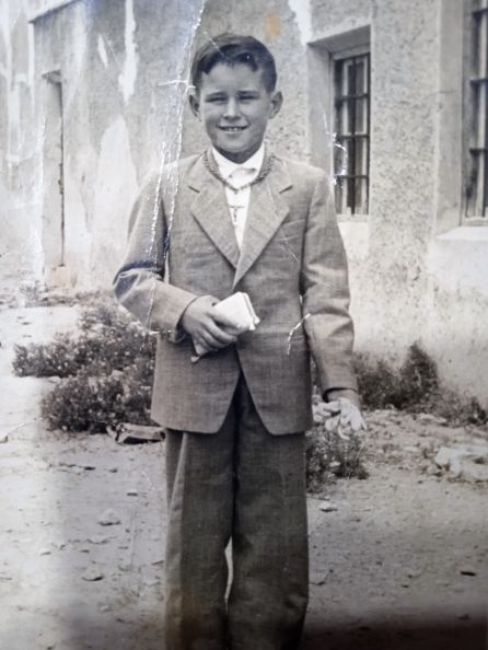 Pencho "Parras" el día de su comunión en la ermita de Los Puertos de Santa Barbara en 1953 Pencho "Parras" el día de su comunión en la ermita de Los Puertos de Santa Barbara en 1953
