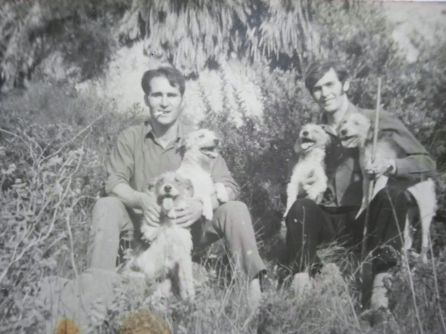 De izq. a dcha. : Fulgencio López Guirao y su íntimo amigo José Laiz Blanco, naturalista y ornitólogo, del equipo de la mítica serie televisiva El Hombre y La Tierra. Un día de campo con los perros en la zona oeste de Cartagena en la década de los 70 De izq. a dcha. : Fulgencio López Guirao y su íntimo amigo José Laiz Blanco, naturalista y ornitólogo, del equipo de la mítica serie televisiva El Hombre y La Tierra. Un día de campo con los perros en la zona oeste de Cartagena en la década de los 70