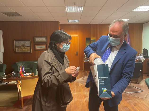 Entrega de los códigos QR de la campaña "si te cuidas, me cuidas" a los hosteleros Entrega de los códigos QR de la campaña "si te cuidas, me cuidas" a los hosteleros