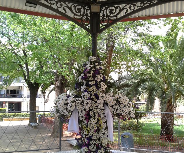 Imagen de archivo de una Cruz de Mayo en el templete del Prado Imagen de archivo de una Cruz de Mayo en el templete del Prado