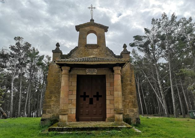 Ermita de San Andrés, donde los descendientes de Santa María de Poyos celebran una romería el cuarto domingo de septiembre. Ermita de San Andrés, donde los descendientes de Santa María de Poyos celebran una romería el cuarto domingo de septiembre.