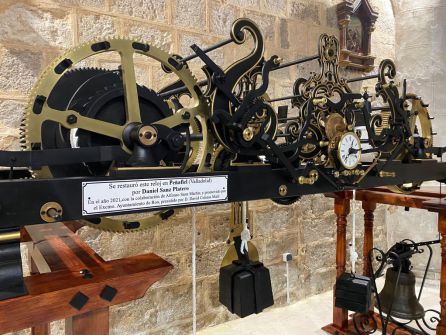 El reloj restaurado luce y funciona en el interior de la excolegiata de Roa. El reloj restaurado luce y funciona en el interior de la excolegiata de Roa.