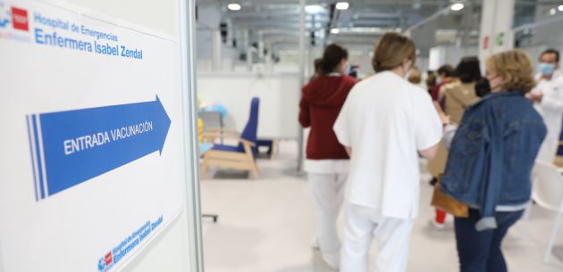 Varias personas acuden a recibir la vacuna contra el Covid-19 en el Hospital Isabel Zendal, Madrid, Varias personas acuden a recibir la vacuna contra el Covid-19 en el Hospital Isabel Zendal, Madrid,