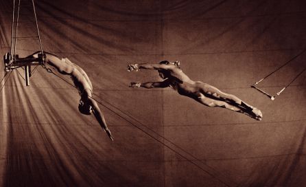 Dos trapecistas durante un número Dos trapecistas durante un número