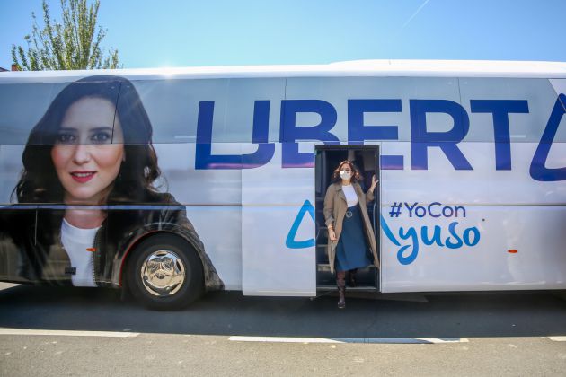 La presidenta de la Comunidad de Madrid y candidata a la reelección, Isabel Díaz Ayuso, durante la presentación de los autobuses de campaña electoral del partido. La presidenta de la Comunidad de Madrid y candidata a la reelección, Isabel Díaz Ayuso, durante la presentación de los autobuses de campaña electoral del partido.