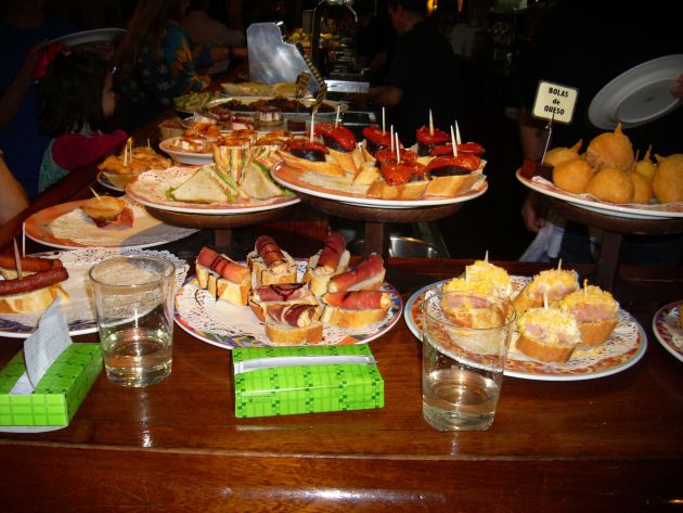 Espectacular barra con pintxos en un bar de casco viejo donostiarra Espectacular barra con pintxos en un bar de casco viejo donostiarra