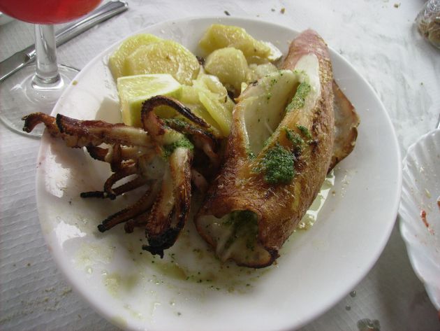 Espeto de calamar con patatas a lo pobre en Málaga Espeto de calamar con patatas a lo pobre en Málaga