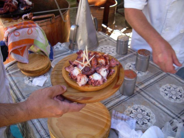 Pulpo a la gallega estilo callejeo a la puerta del mercado de abastos de Santiago Pulpo a la gallega estilo callejeo a la puerta del mercado de abastos de Santiago