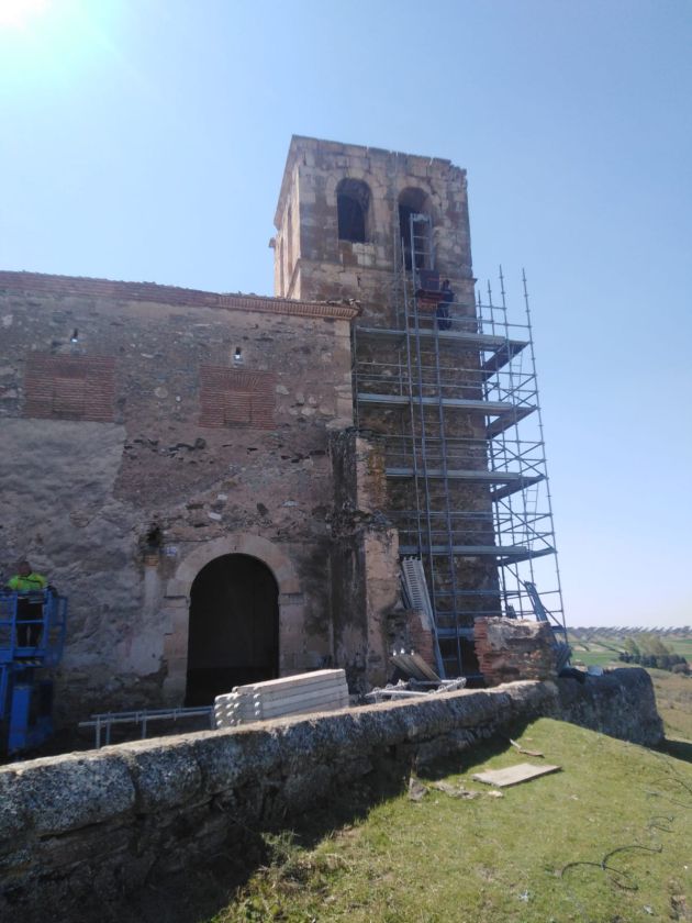 Las obras han comenzado con la instalación de andamios en la torre del templo Las obras han comenzado con la instalación de andamios en la torre del templo