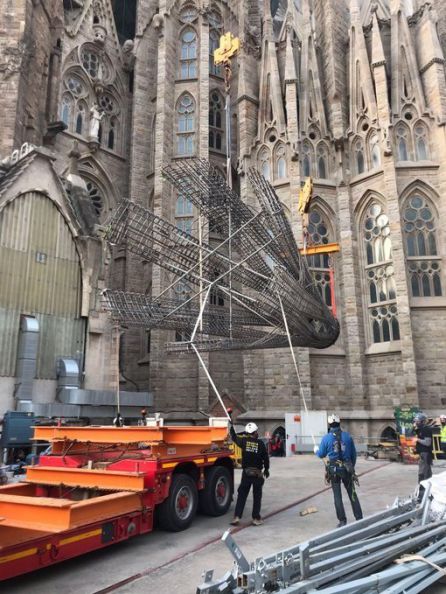La Sagrada Familia crece 11 metros con una pieza para la torre de la Virgen María. La Sagrada Familia crece 11 metros con una pieza para la torre de la Virgen María.
