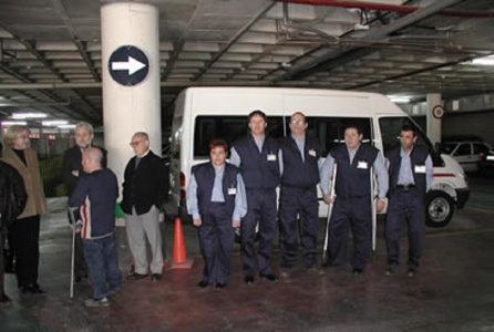 Imagen de archivo de la incorporación de los cinco trabajadores de AMFI al parking del Mercado Central de Elda. Imagen de archivo de la incorporación de los cinco trabajadores de AMFI al parking del Mercado Central de Elda.