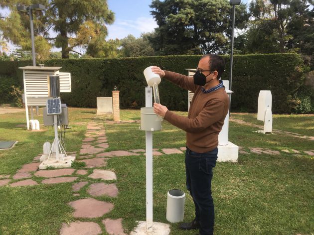 José Ángel Núnez junto a un Pluviómetro que mide la cantidad de agua que cae por m2 José Ángel Núnez junto a un Pluviómetro que mide la cantidad de agua que cae por m2