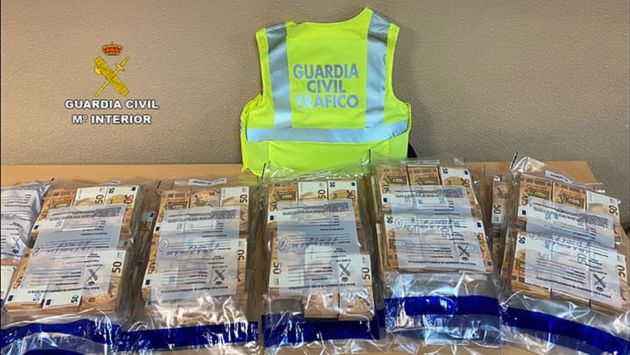 Dinero encontrado en el registro de la furgoneta por la Guardia Civil Dinero encontrado en el registro de la furgoneta por la Guardia Civil