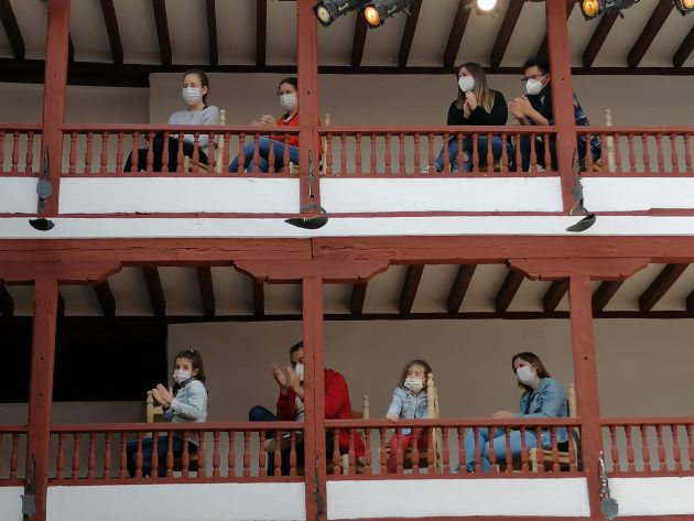 Público asistiendo a una representación en el Corral de Comedias de Almagro Público asistiendo a una representación en el Corral de Comedias de Almagro