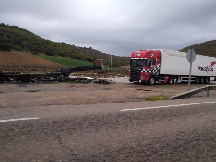 Restos del camión abandonado y quemado en una de las márgenes de la N-122 en Castrillo de Duero Restos del camión abandonado y quemado en una de las márgenes de la N-122 en Castrillo de Duero