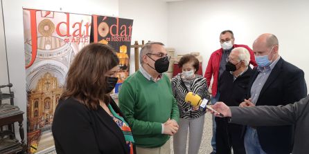 Momento en el que el presidende de Saudar, Ildefonso Alcalá, explica el contenido de las nuevas instalaciones del Museo de Jódar Momento en el que el presidende de Saudar, Ildefonso Alcalá, explica el contenido de las nuevas instalaciones del Museo de Jódar