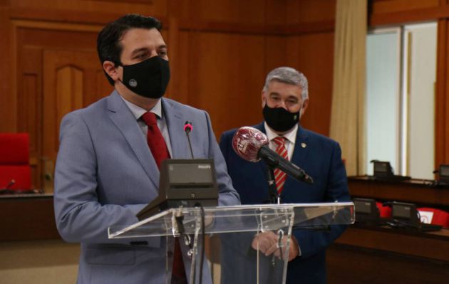 Los alcaldes de Córdoba y Écija, José María Bellido y David Ostos, durante la rueda de prensa en la que han comunicado la incorporación de Écija al proyecto de Base Logística del Ejército de Tierra en Córdoba. Los alcaldes de Córdoba y Écija, José María Bellido y David Ostos, durante la rueda de prensa en la que han comunicado la incorporación de Écija al proyecto de Base Logística del Ejército de Tierra en Córdoba.