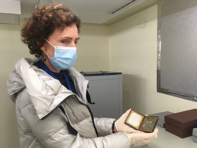 Nuria Jiménez, técnico de la Biblioteca nos muestra u Daguerrotipo, primera técnica fotográfica Nuria Jiménez, técnico de la Biblioteca nos muestra u Daguerrotipo, primera técnica fotográfica