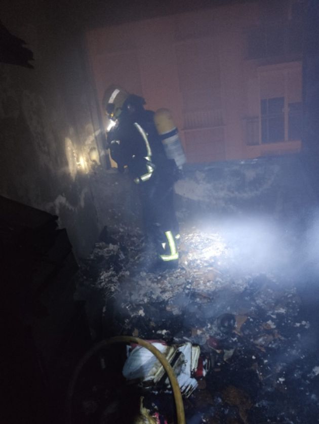 Los bomberos actuando en la vivienda Los bomberos actuando en la vivienda