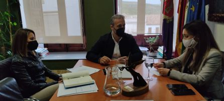 La delegada de Desarrollo Sostenible, María José Lara se reune con el alcalde;Antoni José Rodríguez y la concejala, Nuria Serrano La delegada de Desarrollo Sostenible, María José Lara se reune con el alcalde;Antoni José Rodríguez y la concejala, Nuria Serrano