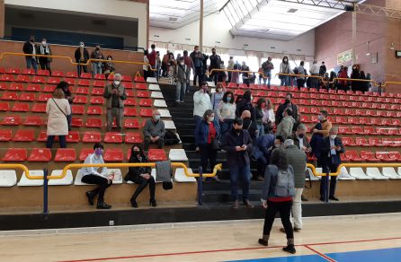 Militantes del PSOE, durante la asamblea extraordinaria celebrada en San José. Militantes del PSOE, durante la asamblea extraordinaria celebrada en San José.