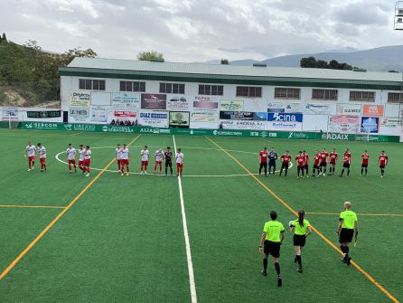 Los dos equpos, A. D. Mancha Real y Jódar C.F., en el saludo inicial Los dos equpos, A. D. Mancha Real y Jódar C.F., en el saludo inicial