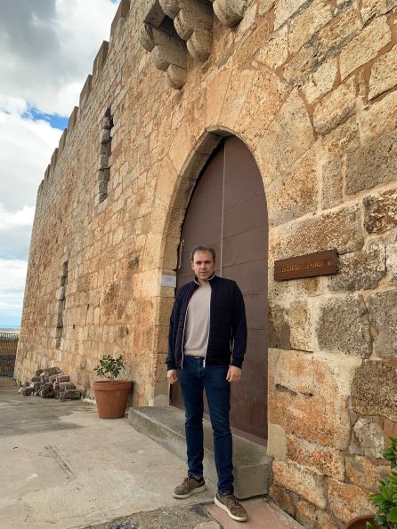 Luis Zueco, en la puerta del castillo Luis Zueco, en la puerta del castillo