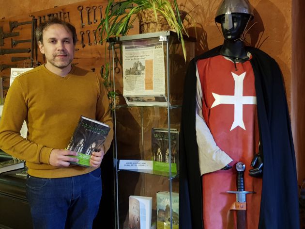 Luis Zueco, con uno de sus libros en la mano, en el castillo Luis Zueco, con uno de sus libros en la mano, en el castillo