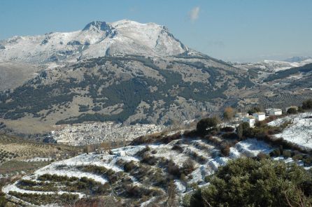 Vista general de Sierra Mágina, con las cumbres nevadas Vista general de Sierra Mágina, con las cumbres nevadas