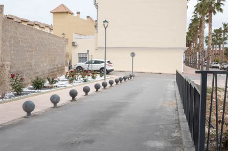 Actuación en la entrada a la urbanización de Las Palmeras, tanto valla de seguridad como en jardines Actuación en la entrada a la urbanización de Las Palmeras, tanto valla de seguridad como en jardines