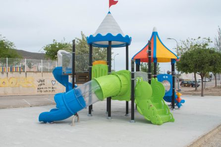 Parque infantil junto a la Guardería Municipal Parque infantil junto a la Guardería Municipal