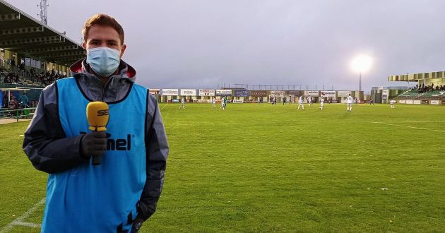 Marco García durante una retransmisión de Carrusel Deportivo en el estadio de La Albuera Marco García durante una retransmisión de Carrusel Deportivo en el estadio de La Albuera