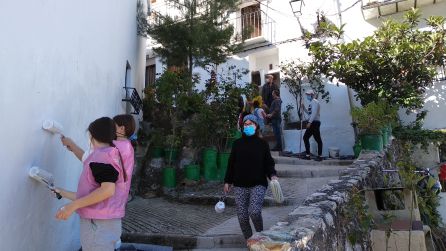 Personas de distintas edades se volcaron con el pintado de las fachadas Personas de distintas edades se volcaron con el pintado de las fachadas