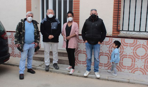 La nueva familia fue recibida por el alcalde de Torrubia del Campo. La nueva familia fue recibida por el alcalde de Torrubia del Campo.