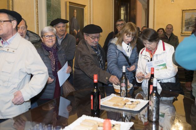 Degustando el vino y las pastas Degustando el vino y las pastas