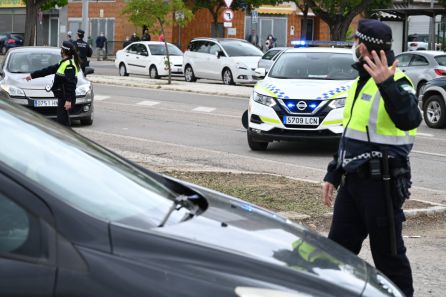 Control policial llevado a cabo en la avenida Primero de Mayo de Linares Control policial llevado a cabo en la avenida Primero de Mayo de Linares