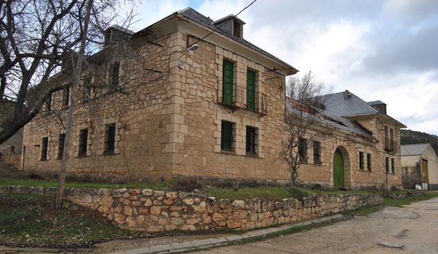 Antiguo cuartel de la Guardia Civil de El Recuenco donde rumbo Rural planea ubicar un centro de trabajao para nómadas digitales. Antiguo cuartel de la Guardia Civil de El Recuenco donde rumbo Rural planea ubicar un centro de trabajao para nómadas digitales.