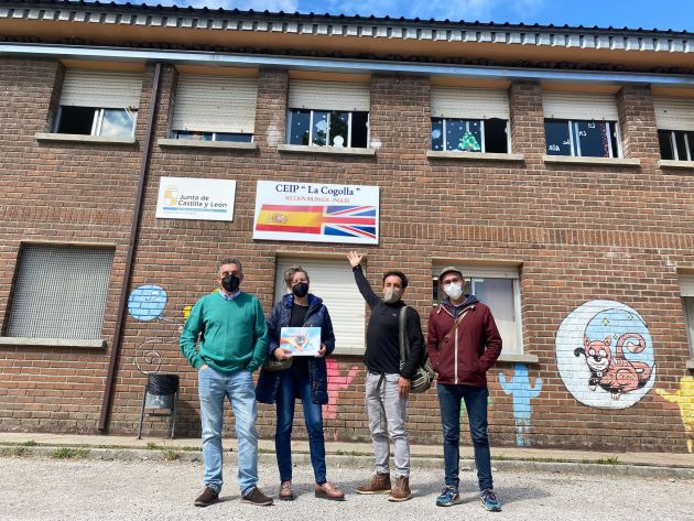 El Bierzo sentido, junto al director del colegio y a la autora del libro El Bierzo sentido, junto al director del colegio y a la autora del libro