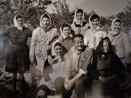 Derecha abajo: Amparo Pagán, junto a su hijo Juan Conesa, recogiendo pésoles junto a un grupo de mujeres campesinas familiares y amigas en un bancal de las Casas de La Sierra. Diputación de La Magdalena. Zona Oeste de Cartagena, 1964. Derecha abajo: Amparo Pagán, junto a su hijo Juan Conesa, recogiendo pésoles junto a un grupo de mujeres campesinas familiares y amigas en un bancal de las Casas de La Sierra. Diputación de La Magdalena. Zona Oeste de Cartagena, 1964.