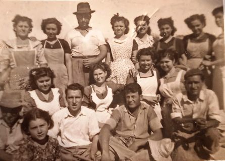 Izquierda arriba: Amparo Conesa con un grupo de mujeres "partidoras" de los almacenes de almendras de San Isidro, propiedad de Pencho "El Santero", (arriba con sombrero). Década de los años 50, Izquierda arriba: Amparo Conesa con un grupo de mujeres "partidoras" de los almacenes de almendras de San Isidro, propiedad de Pencho "El Santero", (arriba con sombrero). Década de los años 50,