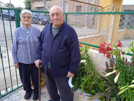 Amparo Conesa y José Bernal en la puerta de su casa en la población de La Magdalena, esperando con ilusión conocer a su biznieta,2021 Amparo Conesa y José Bernal en la puerta de su casa en la población de La Magdalena, esperando con ilusión conocer a su biznieta,2021