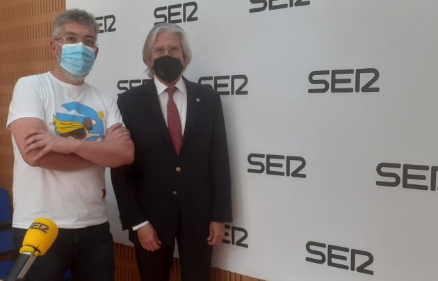 Joaquín Ángel de Domingo, magistrado de la Sala de lo Civil y Penal del TSJ Murcia, en su vuelta a los estudios de Radio Murcia, acompañado del conductor del programa Hoy por hoy Murcia, Paco Sánchez Joaquín Ángel de Domingo, magistrado de la Sala de lo Civil y Penal del TSJ Murcia, en su vuelta a los estudios de Radio Murcia, acompañado del conductor del programa Hoy por hoy Murcia, Paco Sánchez
