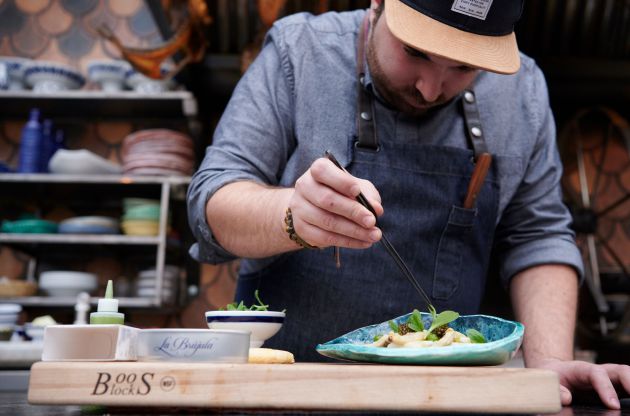 “El estilo del joven chef Marcos Campos está ligado a su herencia española. En Porto, explora una cocina especializada en conservas, mariscos y arroces típicos de la Península Ibérica". “El estilo del joven chef Marcos Campos está ligado a su herencia española. En Porto, explora una cocina especializada en conservas, mariscos y arroces típicos de la Península Ibérica".