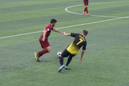 Mario Uclés se va de un rival Mario Uclés se va de un rival