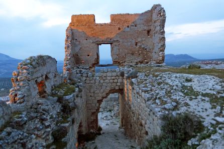 Vista de la puerta de entrada al Castillo Nuevo de Bedmar Vista de la puerta de entrada al Castillo Nuevo de Bedmar