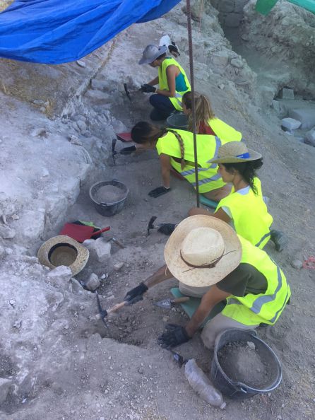 Otro de los trabajos de los voluntarios en ediciones anteriores Otro de los trabajos de los voluntarios en ediciones anteriores