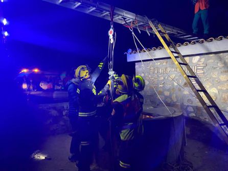Imagen de los bomberos durante el rescate de los menores Imagen de los bomberos durante el rescate de los menores