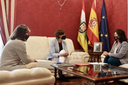 Reunión mantenida entre la presidenta del Gobierno de La Rioja y la consejera de Salud con la delegada del Gobierno. Reunión mantenida entre la presidenta del Gobierno de La Rioja y la consejera de Salud con la delegada del Gobierno.