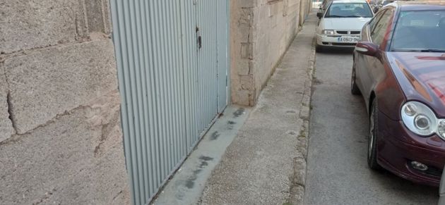 Estado de las aceras en la calle Júcar Estado de las aceras en la calle Júcar