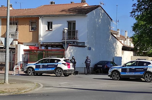 La Policía recoge pruebas en las inmediaciones donde se produjo el tiroteo entre sendos clanes de etnia gitana La Policía recoge pruebas en las inmediaciones donde se produjo el tiroteo entre sendos clanes de etnia gitana